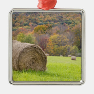 Hooibalen en herfstloof op boerderij, metalen ornament