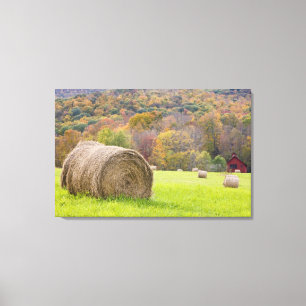 Hooibalen en herfstloof op de boerderij, canvas afdruk