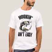 Hookin’ Ain’t Easy Fishing T-Shirt – Funny Angler (Voorkant)