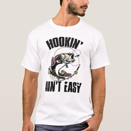 Hookin’ Ain’t Easy Fishing T-Shirt – Funny Angler (Voorkant)