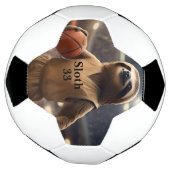 Hoops and Hangs: De Slam Dunking Luiaard, Voetbal (Gedraaid)