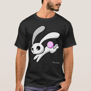 Hop het konijn op met een roze T-shirt met roffige