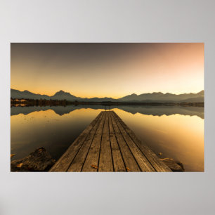 Hopfen-meer met een Jetty- en Alpgebergte Poster