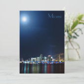 Horizon de Miami au panorama de nuit - invitation (Debout devant)