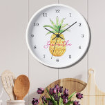 Horloge Ananas personnalisé<br><div class="desc">Cette horloge mignonne et girly est décorée d'un ananas jaune aquarelle et d'un nom en typographie rose. Vous pouvez le customiser en changeant le nom ou en le faisant un monogramme. Utilisez l'option Personnaliser supplémentaire pour modifier la taille, le style ou la couleur du texte. Parce que nous créons notre...</div>