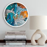 Horloge Aquarelle agate chic argent turquoise orange<br><div class="desc">Des chiffres graphiques blancs recouvrent une riche aquarelle abstraite, glam, argent veiné, bleu turquoise et jaune orange sur cette horloge murale élégante, tendance, moderne. Vous avez le choix entre un visage rond ou carré. Faites une déclaration accueillante et élégante où qu’elle soit accrochée. Un grand ajout à votre salon ou...</div>