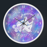 Horloge Aquarius Oreille Constellation Étoiles Anniversair<br><div class="desc">Cette horloge murale amusante fait le cadeau parfait pour toute personne née sous le signe du zodiaque Aquarius. Il comprend un porteur d'eau vintage, la constellation et l'espace pour le nom de la personne d'anniversaire, le tout en blanc sur un arrière - plan étoilé rose violet. Il vous suffit d'utiliser...</div>