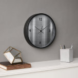 Horloge Argent métallique brossé moderne<br><div class="desc">Moderne brossé métal argent élégant minimaliste typographie Numéros Accueil Bureau Cuisine Salon Salle de bain Horloge</div>