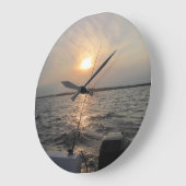 Horloge avec le coucher du soleil (Angle)