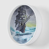 Horloge avec un navire. Bateau sur une mer orageus (Angle)