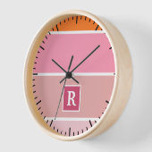 Horloge Bandes en rose, blanc et orange avec Monogramme (Angle)