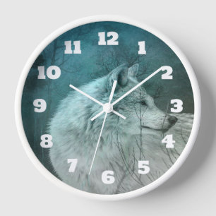 Horloge Beau loup gris dans une forêt foncée