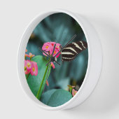 Horloge Beau papillon sur une fleur rose (Angle)