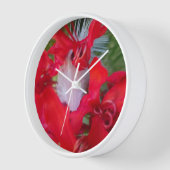 Horloge Beauté délicate : Fleur rouge avec plumes blanches (Angle)