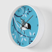 Horloge Bickadee Dans La Branche De L'Arbre (Angle)