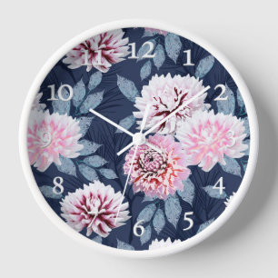 Horloge Blanc, fleurs roses sur fond bleu foncé.