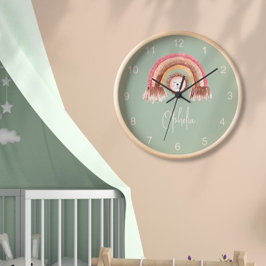 Horloge Boho Chic Rainbow Lion Nom du bébé Sage Green