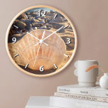 Horloge Bold Seashell sur California Sandy Beach Photo<br><div class="desc">La lumière de la fin de l'après-midi fait de ce coquillage sur une plage du sud de la Californie un endroit lumineux. Détendez-vous et revenez à vos jours de plage de vacances chaque fois que vous regardez l'heure sur cette magnifique horloge murale photographique. Vous avez le choix entre un visage...</div>