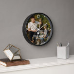 Horloge BON COEUR VOUS AIME PÈRE Noms de photos<br><div class="desc">Cute HEART LOVE YOU PÈRE Photo Names Wall Clock inclut votre photo préférée avec le texte "(love heart) you Dad" dans le script blanc moderne avec vos noms ci-dessous. Personnalisez en modifiant le texte dans la zone de texte fournie et en ajoutant votre propre image. Parfait pour les cadeaux de...</div>