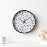 Horloge cacahuètes | Snoopy & Woodstock B&W Flower Motif<br><div class="desc">Découvrez ce design amusant de cacahuètes avec Snoopy et Woodstock.</div>