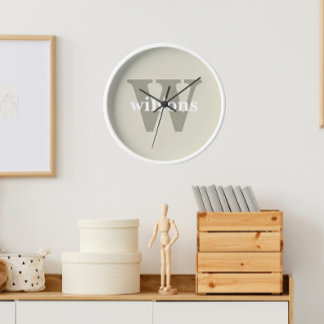 Horloge Cadran de nom et initiale minimaliste moderne beig