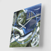 Horloge Carrée 1957 Chevy Custom bleue, chiffres blancs (Angle)