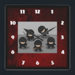 Horloge Carrée 5 Petites ninjas posant avec des armes<br><div class="desc">5 mignons petits ninjas dans diverses positions et tenant une variété d'armes, y compris un poignard, quelques nunchucks, et lancer des étoiles. Portant une tenue traditionnelle noire en ninja et ayant l'air plus mignon que épouvantable. L'arrière - plan est une texture abstraite rouge sang.</div>