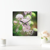 Horloge Carrée Abeille heureuse avec des fleurs d'Allium diagonal (Maison)