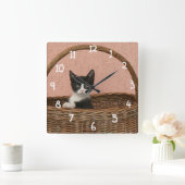Horloge Carrée Adorable kitten in basket (Maison)