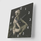 Horloge Carrée Aimer une fille Ziegfeld assise jambes croisées (Angle)