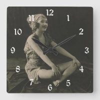 Aimez une Ziegfeld Girl assise les jambes croisées