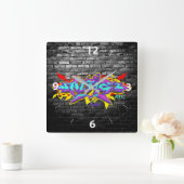 Horloge Carrée Alfie en graffiti avec briques grises (Maison)