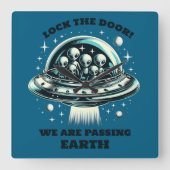 Horloge Carrée Aliens Évitez La Terre Verrouiller La Porte Phare (Recto)