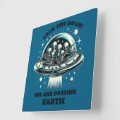 Horloge Carrée Aliens Évitez La Terre Verrouiller La Porte Phare (Angle)