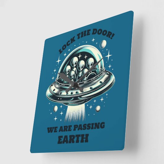 Horloge Carrée Aliens Évitez La Terre Verrouiller La Porte Phare (Angle)