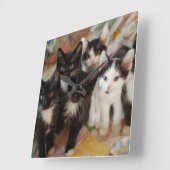 Horloge Carrée Animaux de bébés cutest | Chatons noirs et blancs (Angle)
