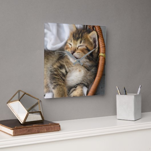 Horloge Carrée Animaux de bébés cutest | Cute Tabby Chat Dormir (Bureau)