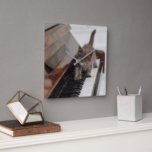 Horloge Carrée Animaux de bébés cutest | Kitten sur piano (Bureau)