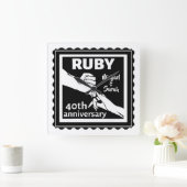 Horloge Carrée Anniversaire du mariage de Ruby à mains levées 40e (Maison)