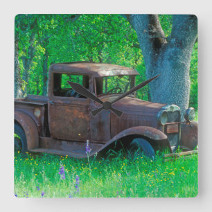 Horloge Carrée Antique rusted truck in a meadow
