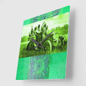 HORLOGE CARRÉE APACHES ET GERONIMO CONDUISANT UNE VOITURE À MOTEU (Angle)