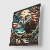 Horloge Carrée Bald Eagle Against Mountain et American Flag (Angle)