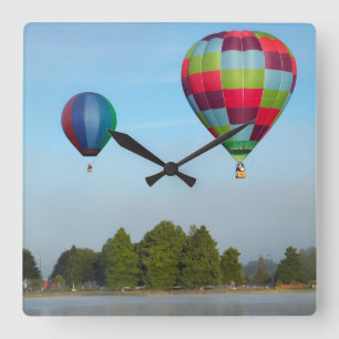 Horloge Carrée Ballons à air chaud au-dessus d'un lac, NZ