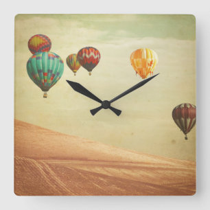 Horloge Carrée Ballons à air chauds dans le ciel