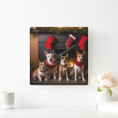 Horloge Carrée Basenji au coin du feu Noël (Maison)