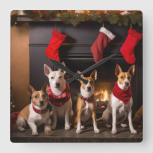 Horloge Carrée Basenji au coin du feu Noël