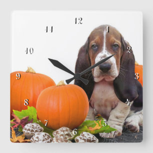 Horloge Carrée Basset Hound dans l'horloge de carré de chien de