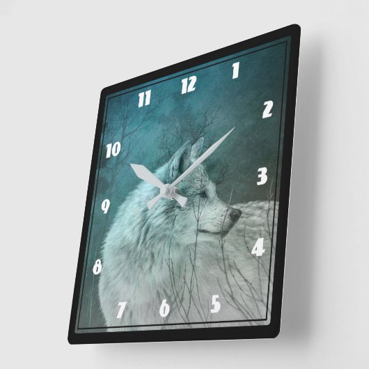 Horloge Carrée Beau loup gris dans une forêt foncée (Angle)