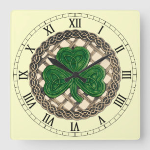 Horloge Carrée Beige Shamrock and Celtic Knots Roman Numeral Cloc