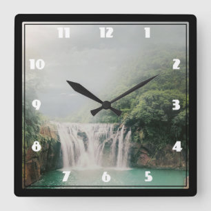 Horloge Carrée Belle cascade dans une forêt verdoyante